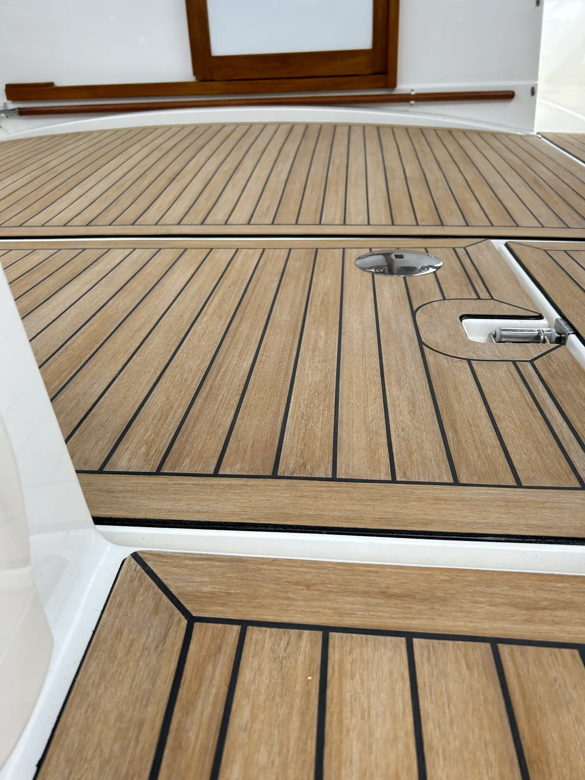 Pod kokpita s poklopcima, obložen EVO Decking sintetičkom tikovinom