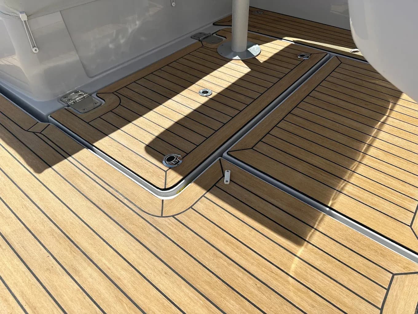 Poklopci na palubi obloženi EVO Decking sintetičkom tikovinom, na suncu