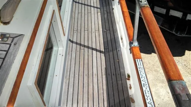 Istrošena bočna paluba od tikovine spremna za zamjenu