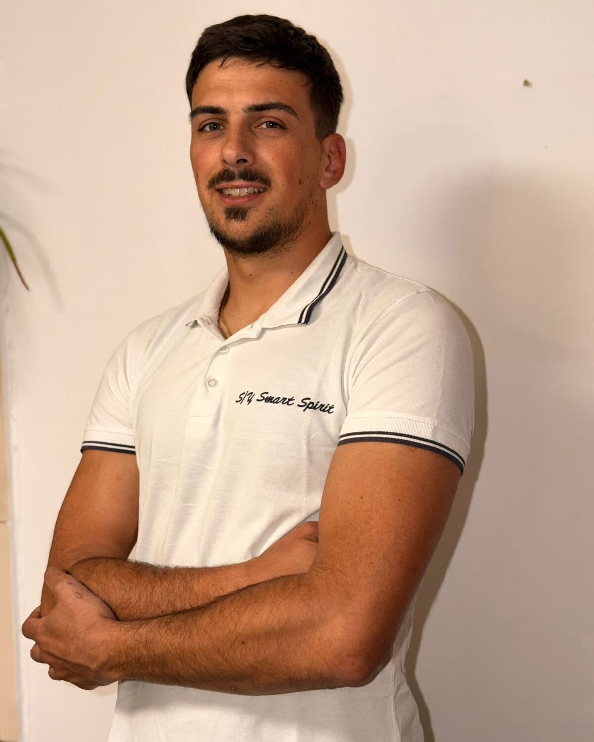 Mislav, osnivač Nuira, u bijeloj polo majici s prekriženim rukama