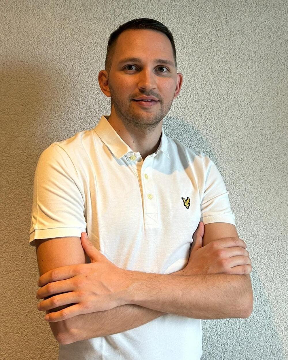 Roko, brodski stolar u Nuiru, u bijeloj polo majici s prekriženim rukama